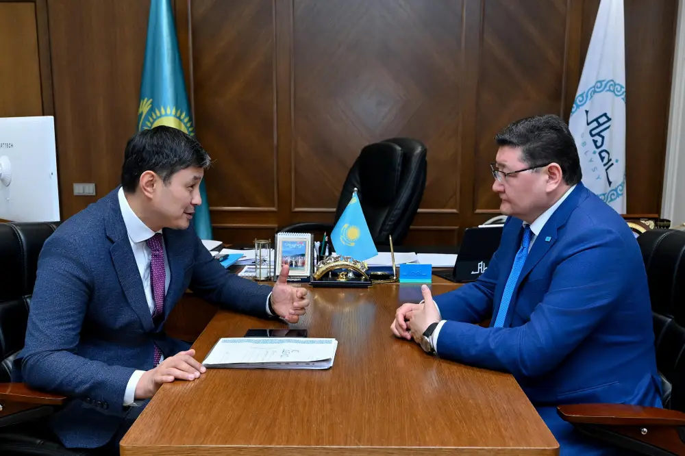 Аким области встретился с директором театра имени Абая (3)