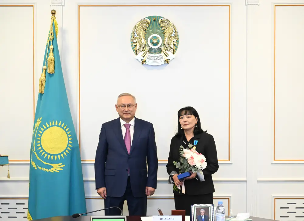 Бейбит Исабаев вручил ряду жетысуских граждан государственные награды (4)