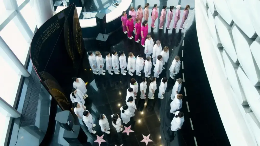 Столичные медики необычной акцией выразили поддержку новой Конституции (3)