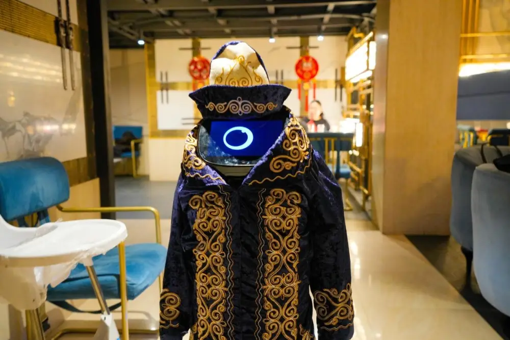 В Астане на празднике Наурыза робот в чапане встречает гостей Павлодаре