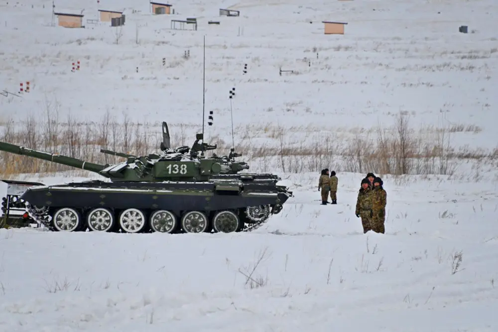 Танкисты отработали задачи по поражению целей в боевых условиях (3)