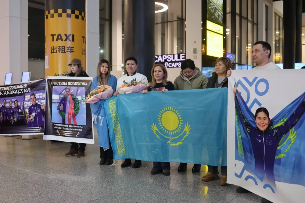 Казахстанская юниорская сборная по конькобежному спорту во главе с Кристиной Шумековой и Вадимом Чебардаковым вернулась домой (2)