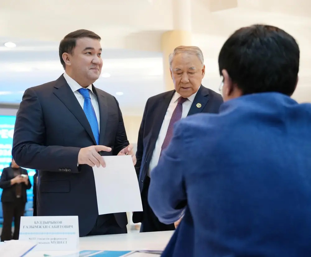 АКИМ ТУРКЕСТАНСКОЙ ОБЛАСТИ НУРАЛХАН КУШЕРОВ ПРОГОЛОСОВАЛ НА РЕФЕРЕНДУМЕ (2)