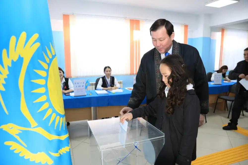Асхат Шахаров проголосовал на референдуме по новой Конституции в Актюбинской области Павлодаре