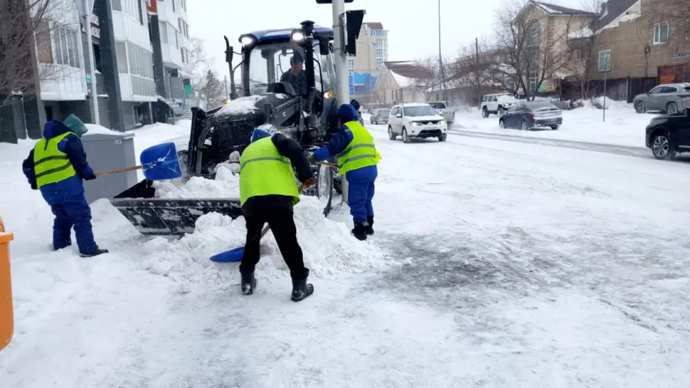 В работе по уборке снега в Астане задействованы тысячи дорожных рабочих (9)