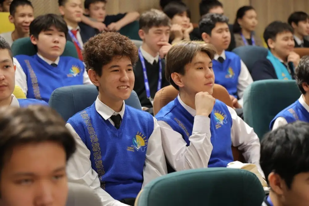 Министр просвещения Жулдыз Сулейменова наградила победителей республиканской олимпиады (3)