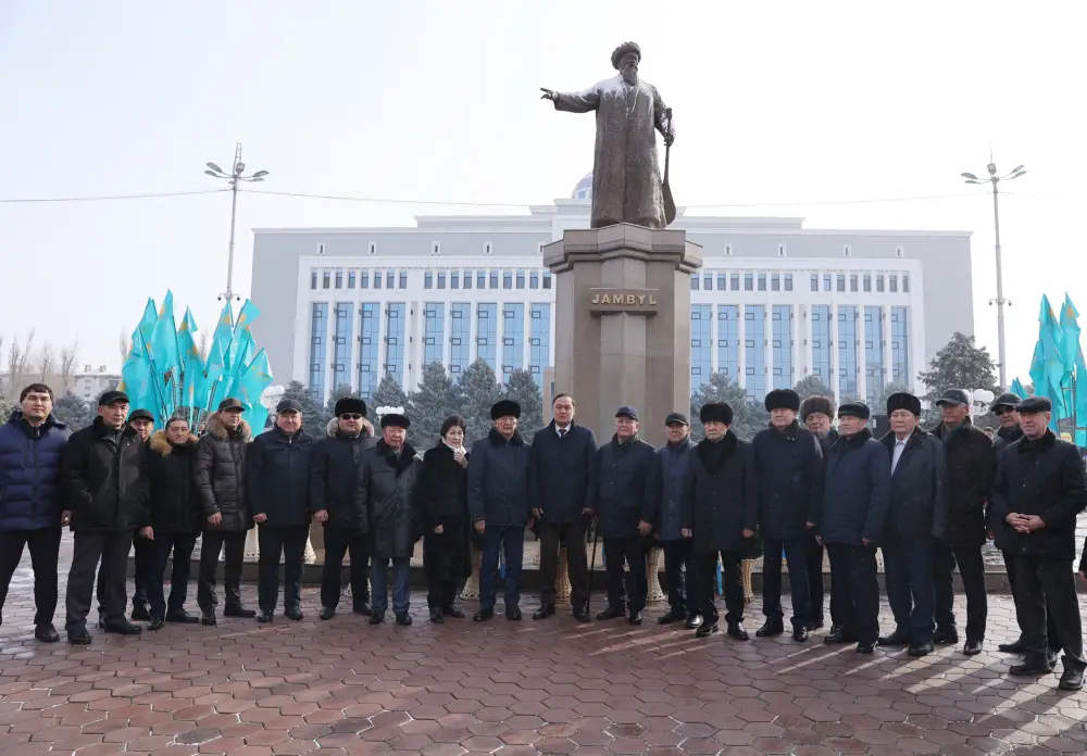 Цветы к памятнику Жамбыла в Таразе Павлодаре