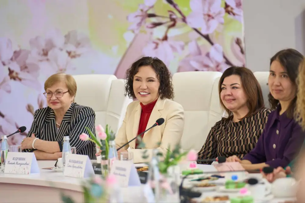 Аким ВКО поздравил с наступающим 8 Марта женщин, которые вносят особый вклад в развитие региона (3)