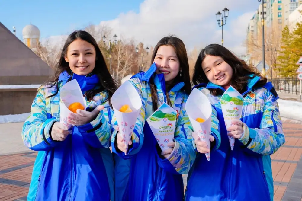 Волонтеры раздали баурсаки жителям Астаны (7)