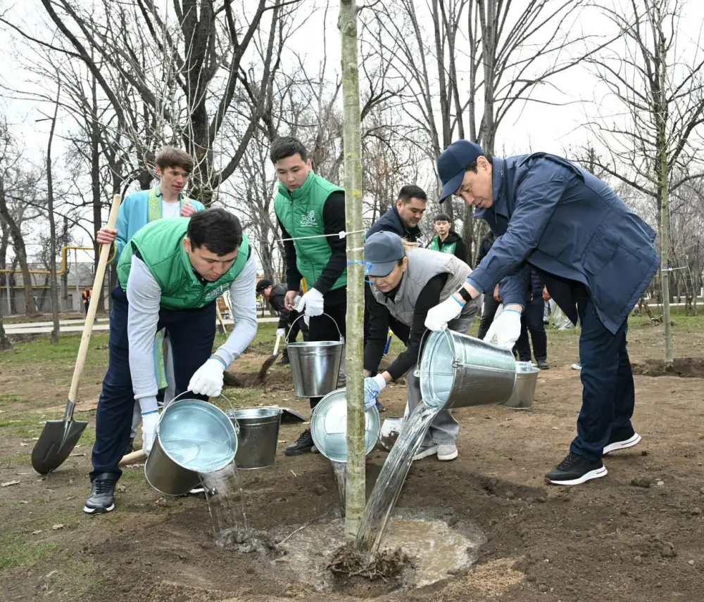 Аким Алматы принял участие в общегородском субботнике в честь Тазару күні (4)
