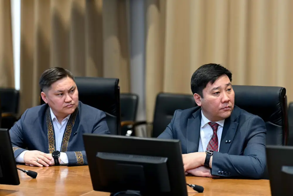 Активным участникам политической и общественной жизни региона оказано почтение (8)