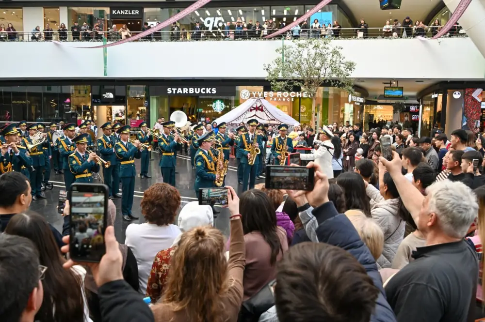 В Астане музыканты Центрального военного оркестра поздравили казахстанцев с праздником Наурыз (4)