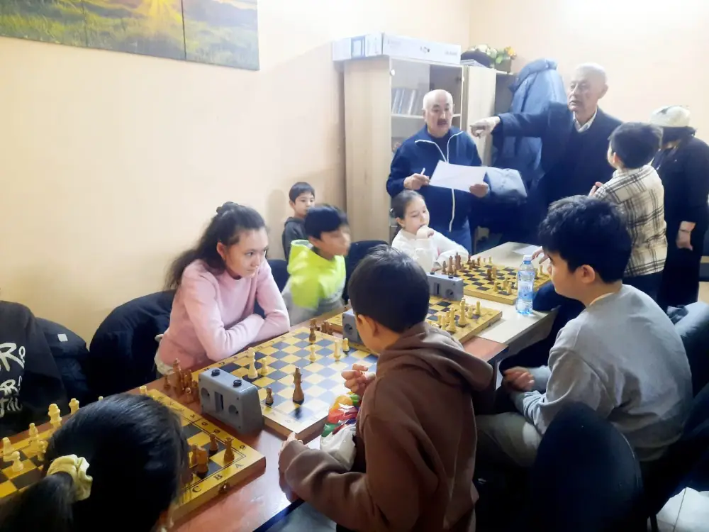 В Астане прошел шахматный турнир среди пенсионеров и молодежи (3)