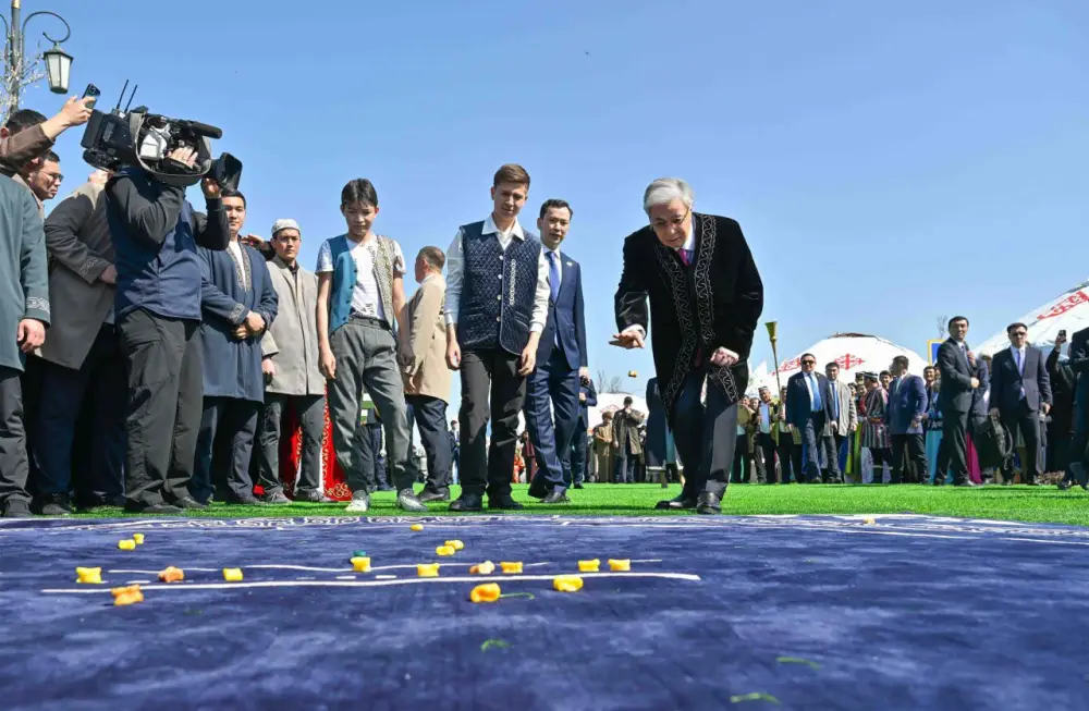 Глава государства принял участие в народных гуляньях по случаю праздника Наурыз (4)