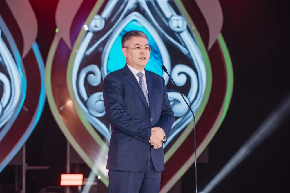 Женщины под ногами: как аким поздравил дам Павлодаре