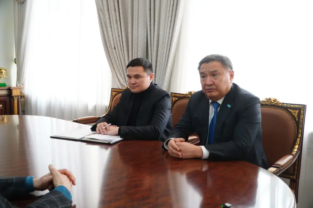 Марат Ахметжанов обсудил планы социально-экономического развития с международными наблюдателями Павлодаре