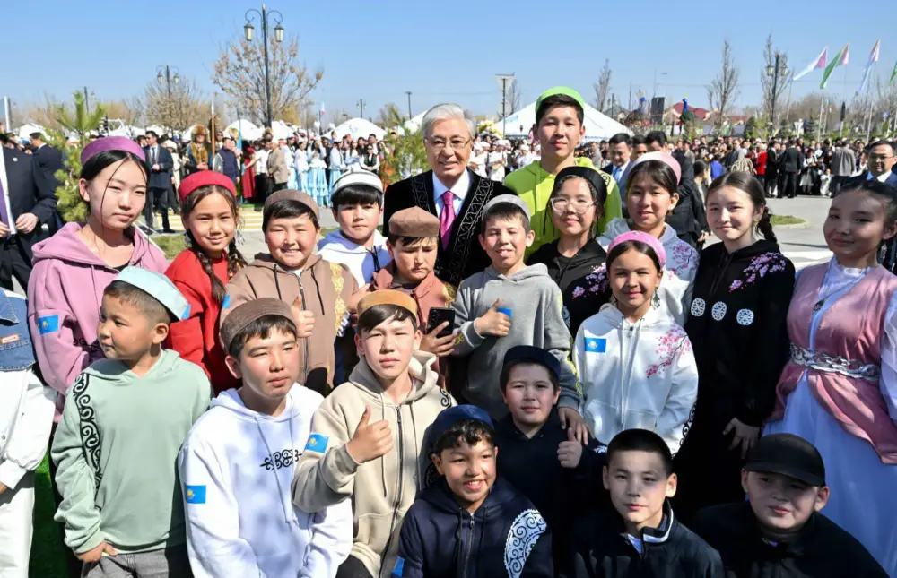 Глава государства принял участие в народных гуляньях по случаю праздника Наурыз (6)
