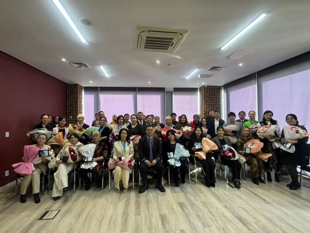 В Астане многодетным матерям вручили подвески «Алтын алқа» и «Күміс алқа» Павлодаре