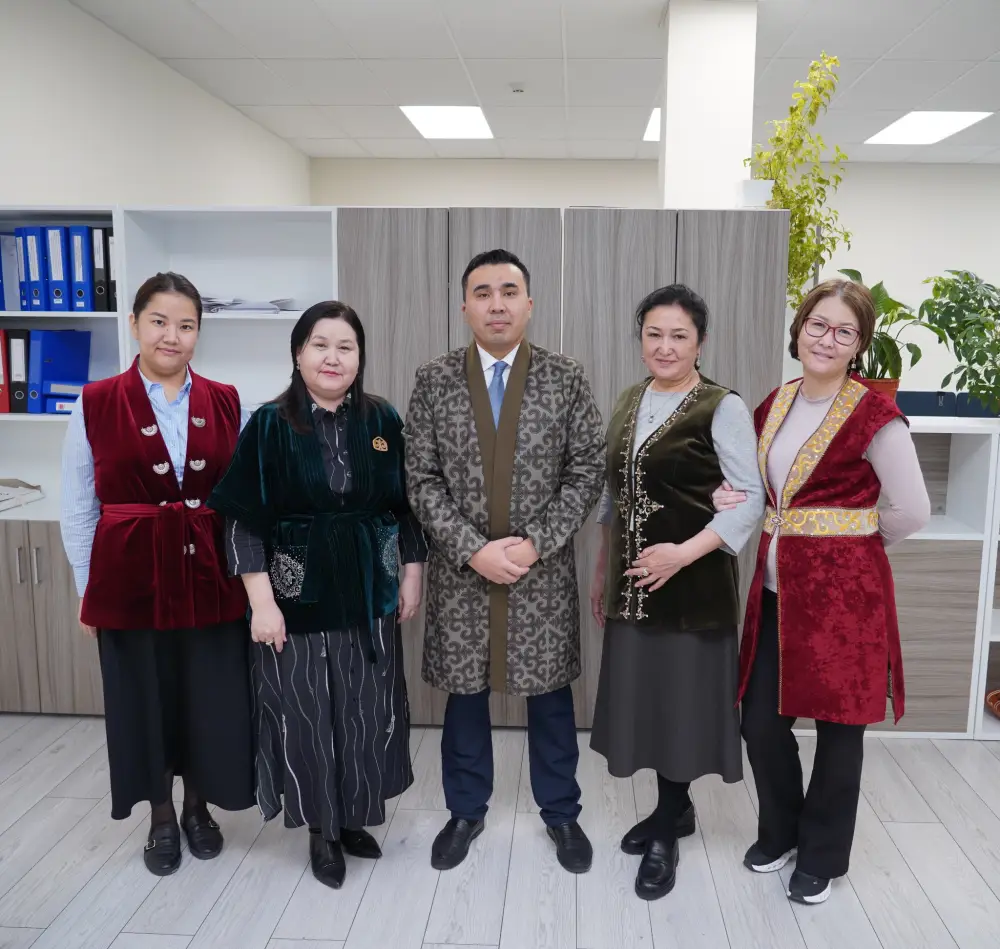 ГОСУДАРСТВЕННЫЕ СЛУЖАЩИЕ ТУРКЕСТАНСКОЙ ОБЛАСТИ ПРИШЛИ НА РАБОТУ В НАЦИОНАЛЬНОЙ ОДЕЖДЕ И ПОДДЕРЖАЛИ ДЕКАДУ “НАУРЫЗНАМА” Павлодаре