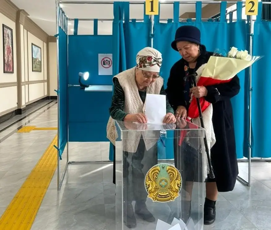 90-летняя ветеран Торткен Кененова сделала свой выбор на референдуме в Илийском районе Павлодаре