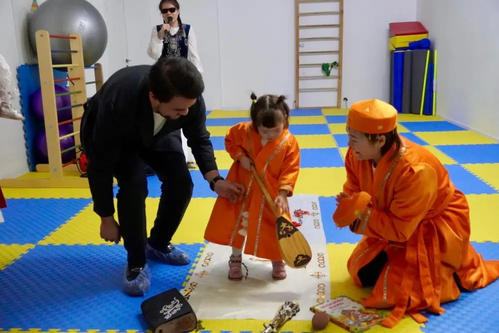 В Астане для детей с особыми потребностями провели обряд тұсаукесер Павлодаре