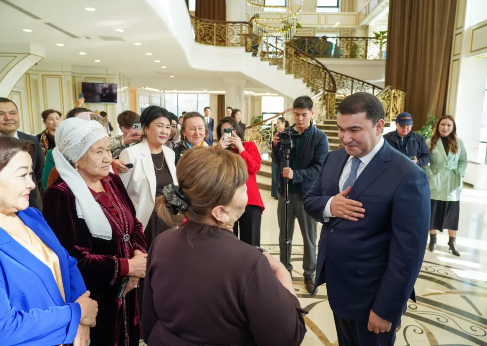 АКИМ ТУРКЕСТАНСКОЙ ОБЛАСТИ ВСТРЕТИЛСЯ С МНОГОДЕТНЫМИ И УВАЖАЕМЫМИ МАТЕРЯМИ И ПОЗДРАВИЛ ИХ С ПРАЗДНИКОМ (4)