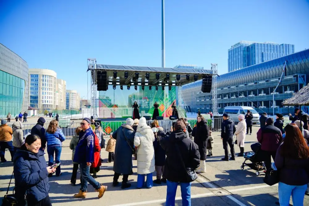 12-метровый LED-туннель заработал в Астане (4)