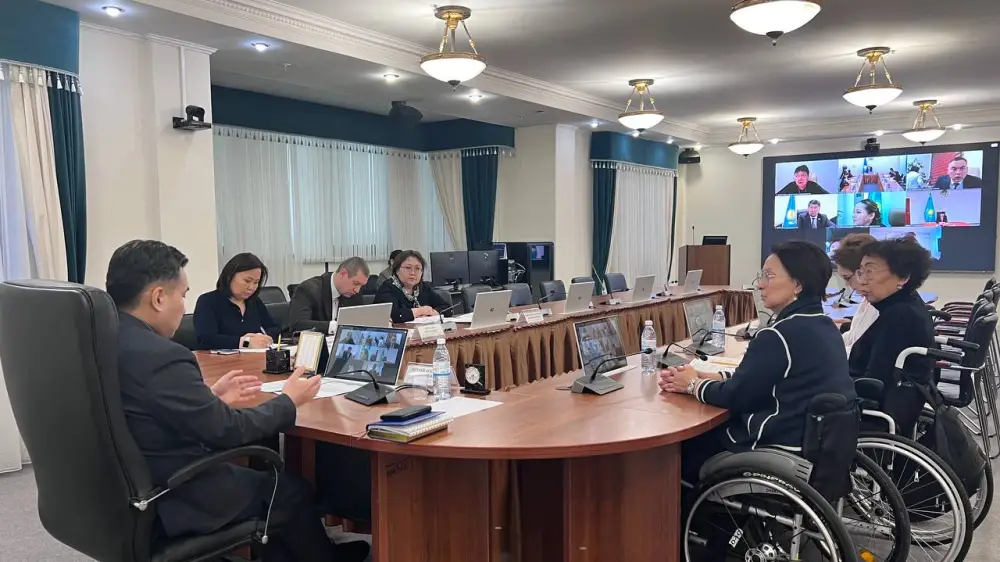 Министр труда Казахстана Аскарбек Ертаев обсудил вопросы реабилитации лиц с инвалидностью с активистами Павлодаре