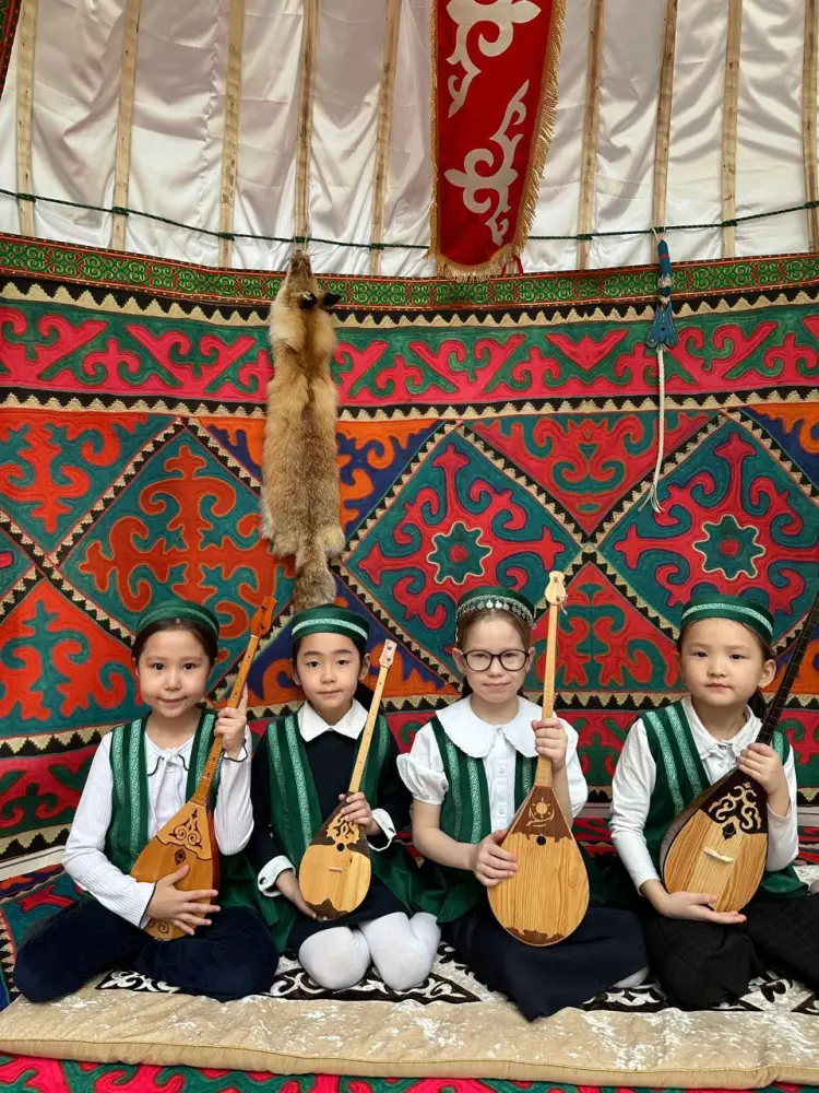 «Күй күмбірі»: школьники Астаны одновременно сыграли на домбре (5)