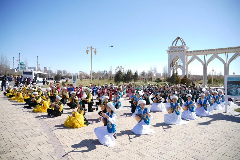 В ТУРКЕСТАНЕ БОЛЕЕ 500 ЮНЫХ ДОМБРИСТОВ ОДНОВРЕМЕННО ИСПОЛНИЛИ КЮЙ Павлодаре