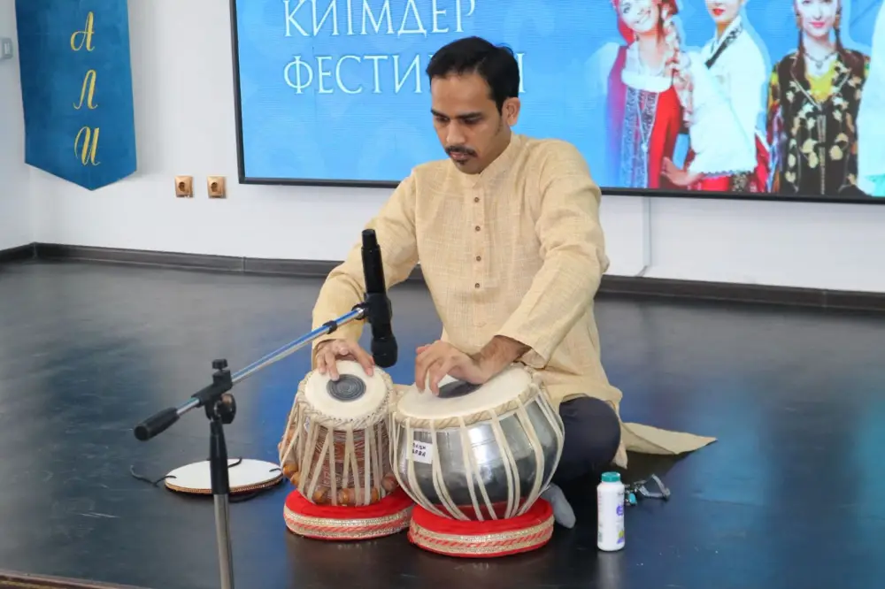 В рамках Наурызнама в столице прошел фестиваль национальной одежды (3)