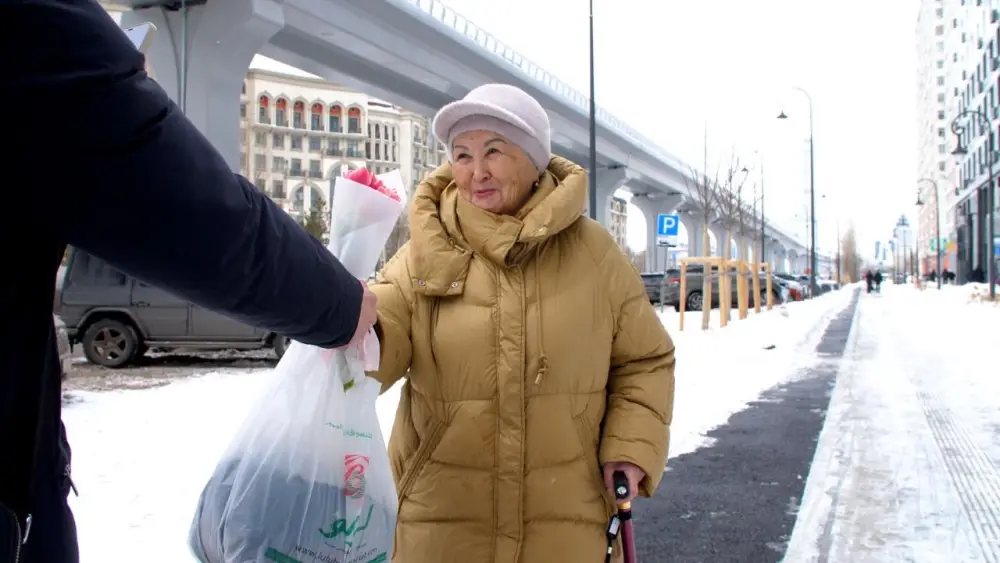 Цветы раздавали девушкам и женщинам в Астане Павлодаре
