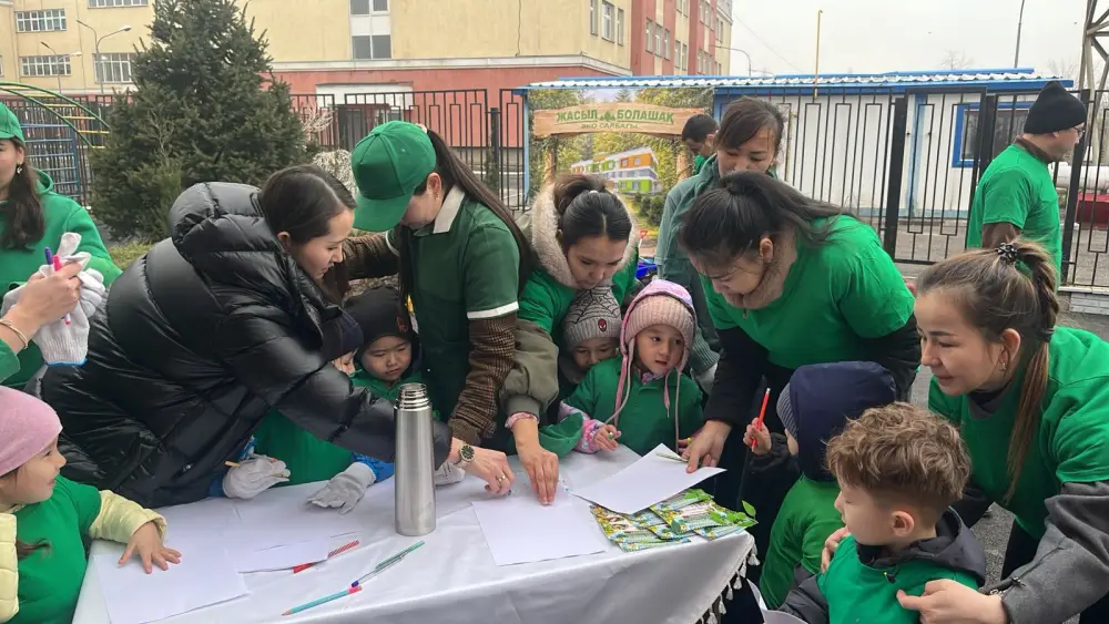 Именные деревья высадили дети с родителями в рамках экоинициативы «Таза Қазақстан» в Алматы (3)