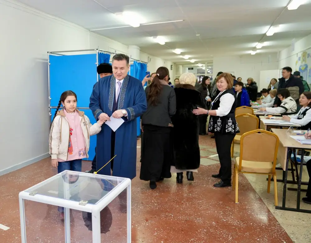 Нурымбет Сактаганов проголосовал на референдуме о новой Конституции в ВКО Павлодаре