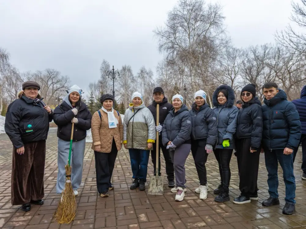 В Усть-Каменогорске в парке имени Жамбыла Жабаева прошёл субботник (8)