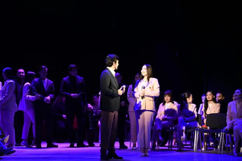 «Бақытты шаңырақ жыры»: в Астане состоялся необычный спектакль с участием 19 пар (3)