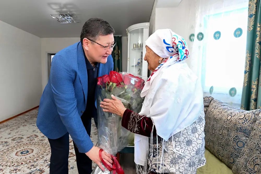 Аким области поздравил 104-летнюю труженицу тыла с праздником Павлодаре
