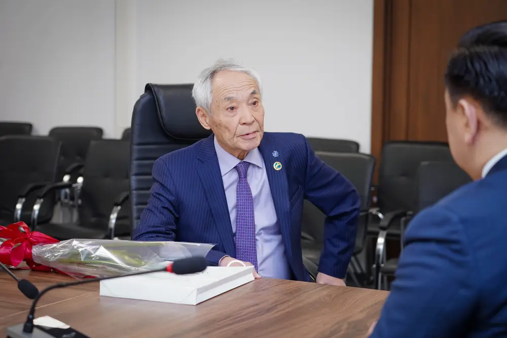 Признание многолетнего труда: награжден ученый Ундасын Ашимов (2)