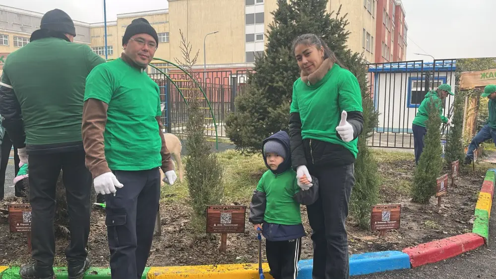 Дети и родители в Алматы участвуют в экологической инициативе, высаживая именованные деревья и создавая капсулу времени Павлодаре