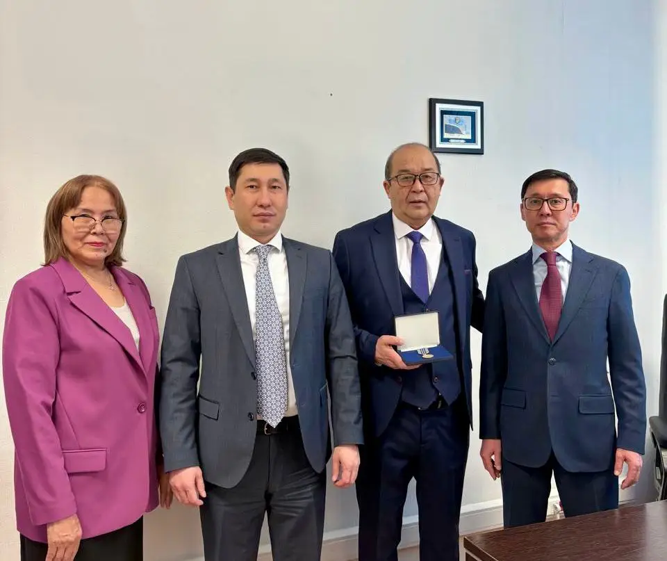 Награждение Дуйсена Әділханова медалью «Еңбек ардагері» подчеркивает важность преданности в развитии финансовой системы Казахстана Павлодаре