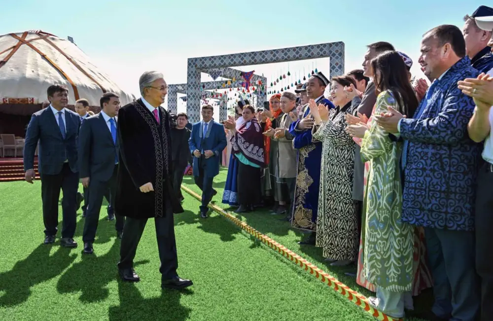 Глава государства принял участие в народных гуляньях по случаю праздника Наурыз (10)