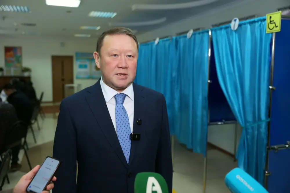 Аким Костанайской области проголосовал на референдуме (8)