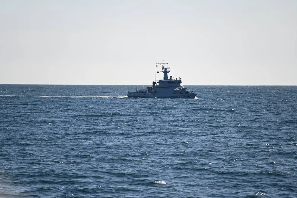 Военно-морские силы Казахстана проводят учения по освобождению судна в Каспийском море Павлодаре