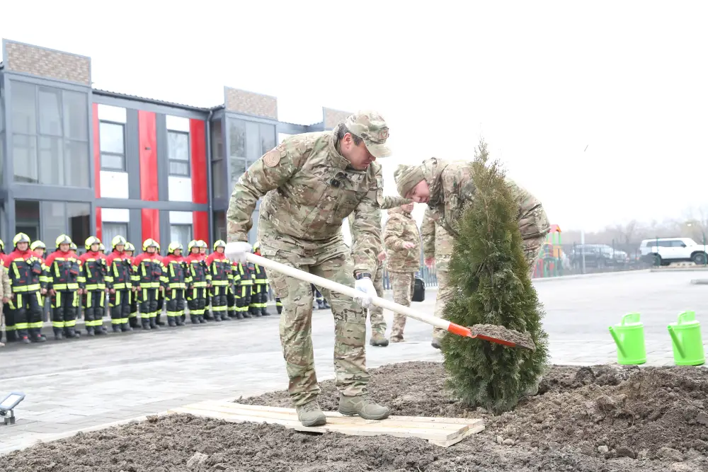 Озеленение с огоньком: МЧС на «Тазару күні»! Павлодаре