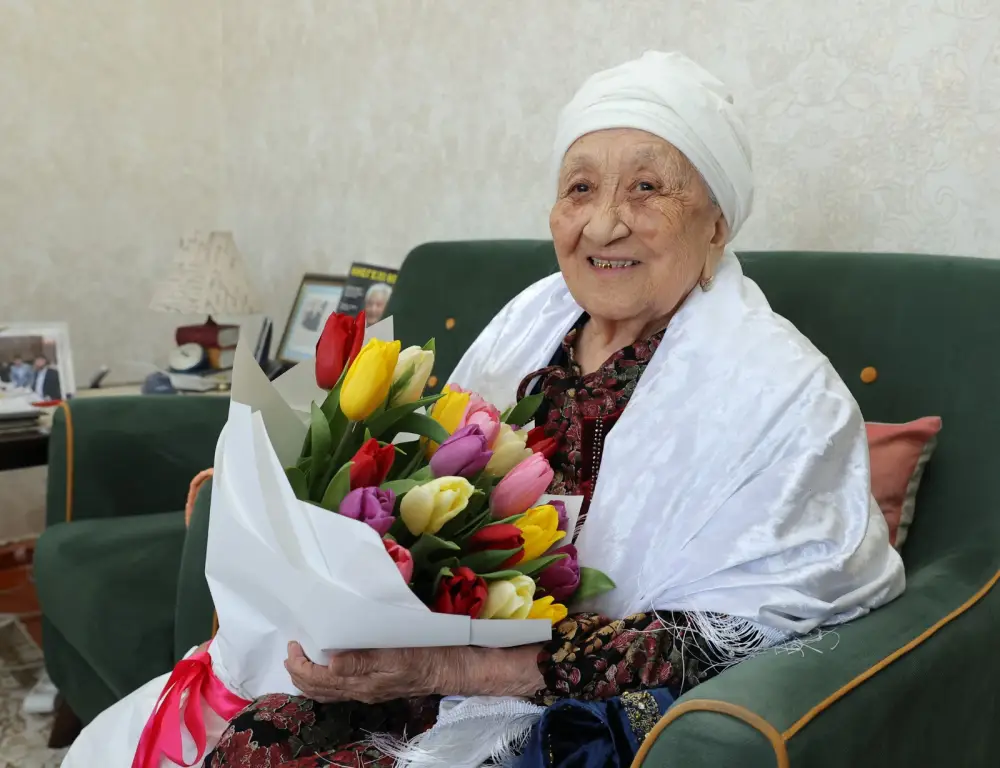 Отмечая вклад женщин в трудовую деятельность, Ербол Карашукеев поздравил ветеранов с 8 Марта Павлодаре