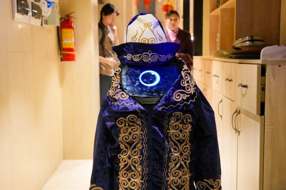 В Астане робот встречал гостей в чапане (7)