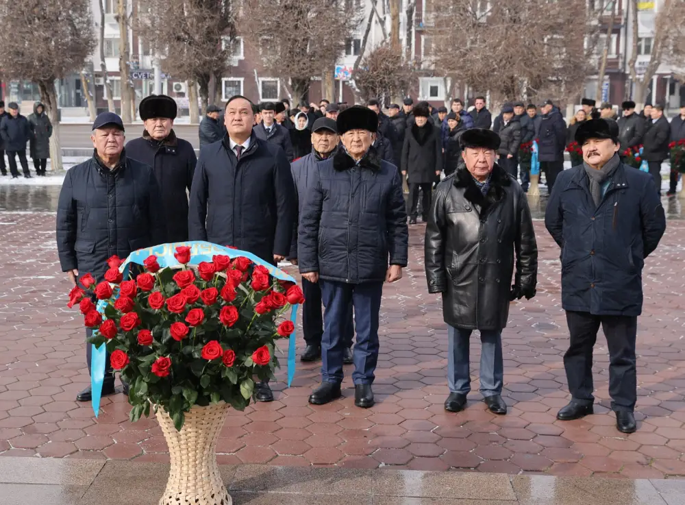 В Таразе состоялась церемония возложения цветов к памятнику Жамбылу Жабаеву (3)