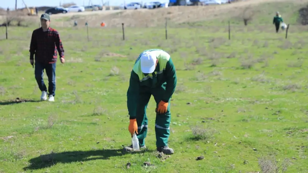 ТУРКЕСТАН: В АРЫСИ В РАМКАХ АКЦИИ «МӨЛДІР БҰЛАҚ» ПРОШЕЛ СУББОТНИК ПО ОЧИСТКЕ БЕРЕГОВ РЕКИ (2)