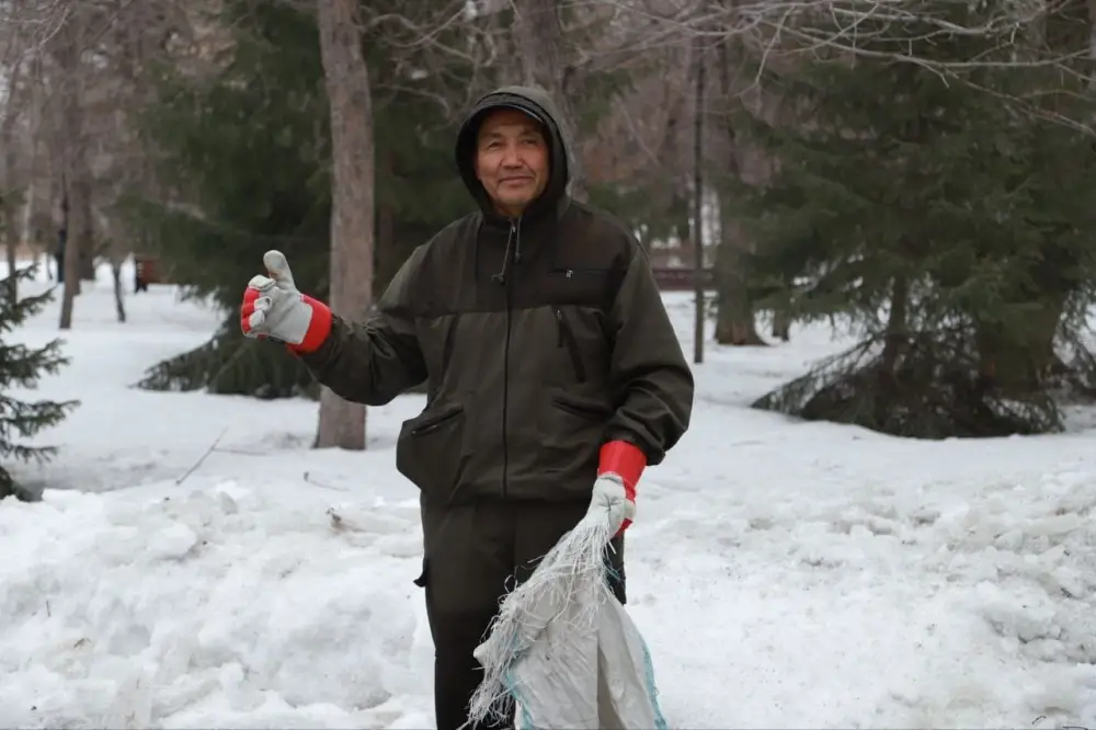 В Усть-Каменогорске в парке имени Жамбыла Жабаева прошёл субботник (7)