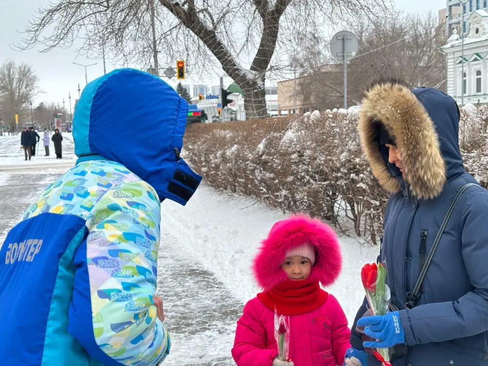 «Көктем шуағы»: Астанада еріктілер нәзікжандыларға гүл шоқтарын таратты (10)